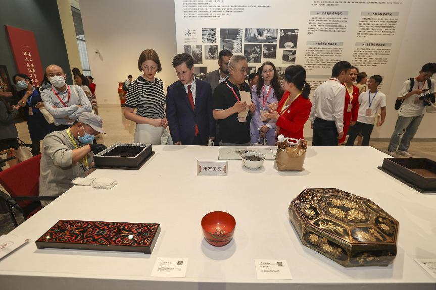 2023年5月28日，北京，推光漆器匠人為駐華使節(jié)展示技藝。