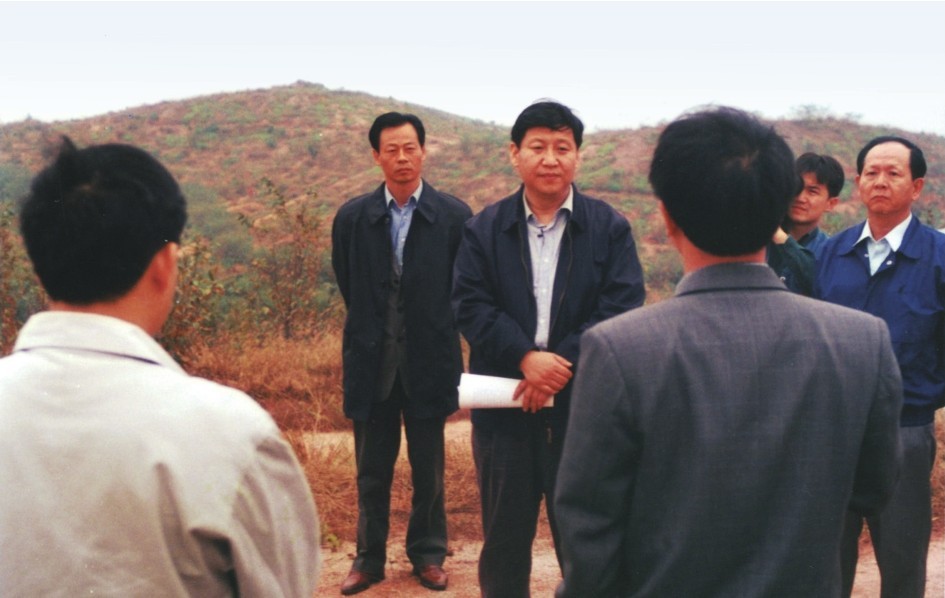 1999年11月，習(xí)近平在龍巖市長(zhǎng)汀縣河田水土流失治理區(qū)調(diào)研。圖源：《習(xí)近平在福建（下）》