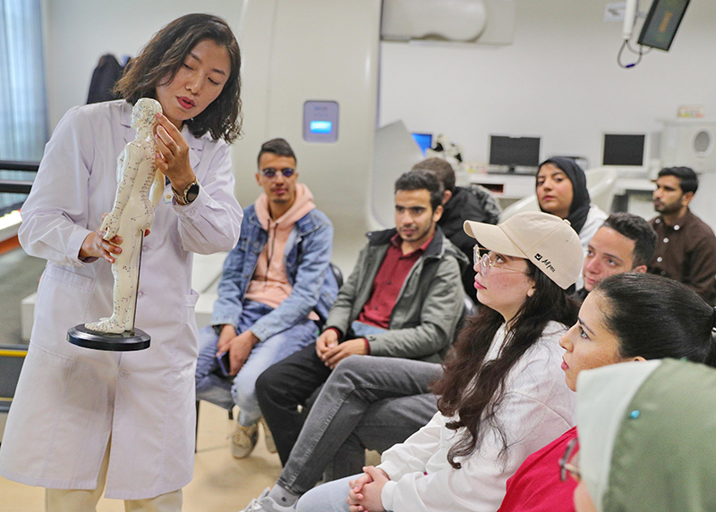 2023年4月19日，河北省秦皇島市中醫(yī)醫(yī)院醫(yī)務(wù)工作者為燕山大學(xué)外國(guó)留學(xué)生講解中醫(yī)經(jīng)絡(luò)知識(shí)。