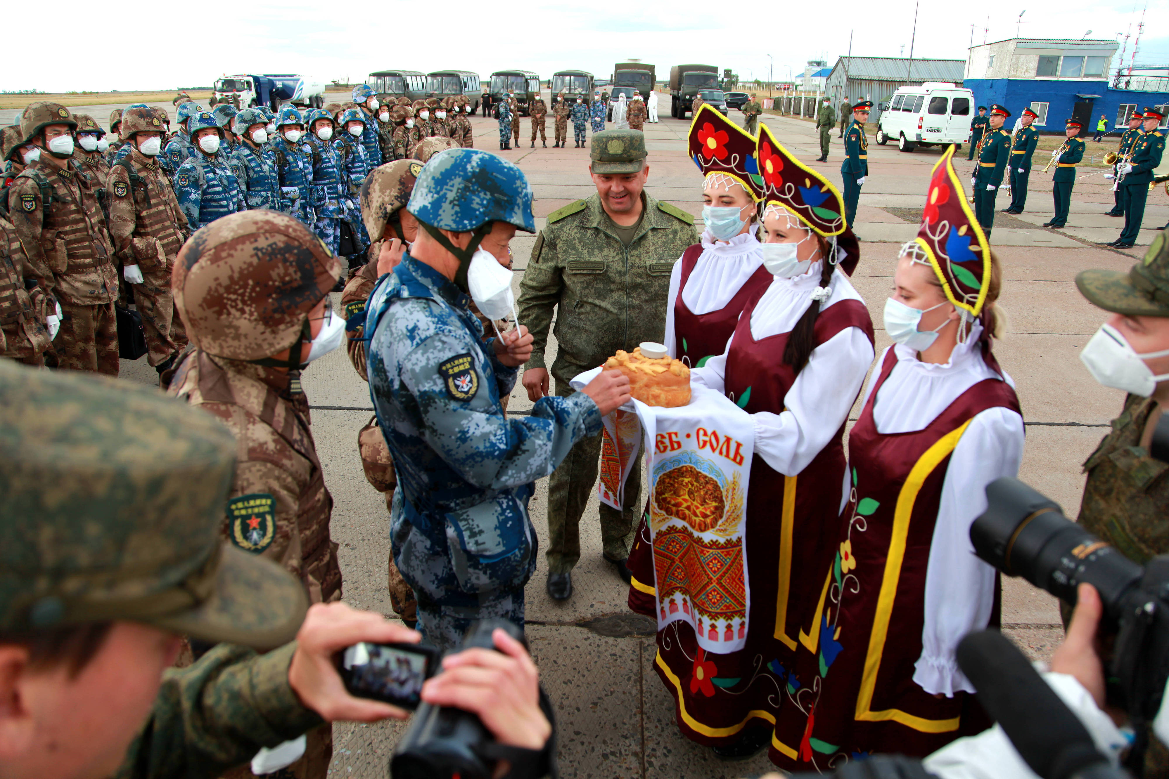 當(dāng)?shù)貢r間2021年9月10日，跨境參加“和平使命-2021”上海合作組織成員國聯(lián)合反恐軍演的中方部隊(duì)導(dǎo)演部抵達(dá)俄羅斯奧倫堡“東古茲”靶場演習(xí)地域。圖為俄方人員為中方人員舉行歡迎儀式。