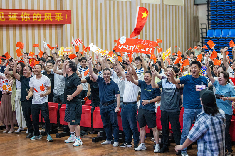 北京時間7月27日，2024年巴黎奧運會首個比賽日，在射擊10米氣步槍混合團體比賽中，中國選手黃雨婷/盛李豪獲得金牌。圖為黃雨婷的母校師生們通過收看奧運直播的方式為她加油助威。