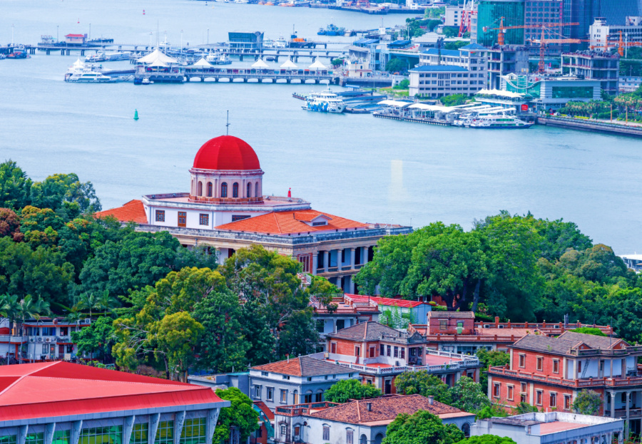 鼓浪嶼素有“萬國建筑博物館”的美譽(yù)，八卦樓作為全國重點(diǎn)文物保護(hù)單位，是鼓浪嶼世界文化遺產(chǎn)核心要素之一。楊勁堅(jiān) 攝