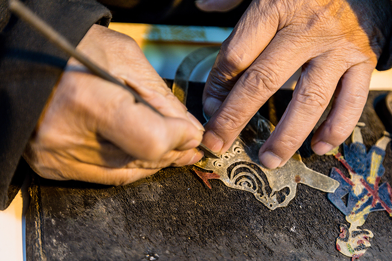 皮影非遺傳承人正在制作皮影。