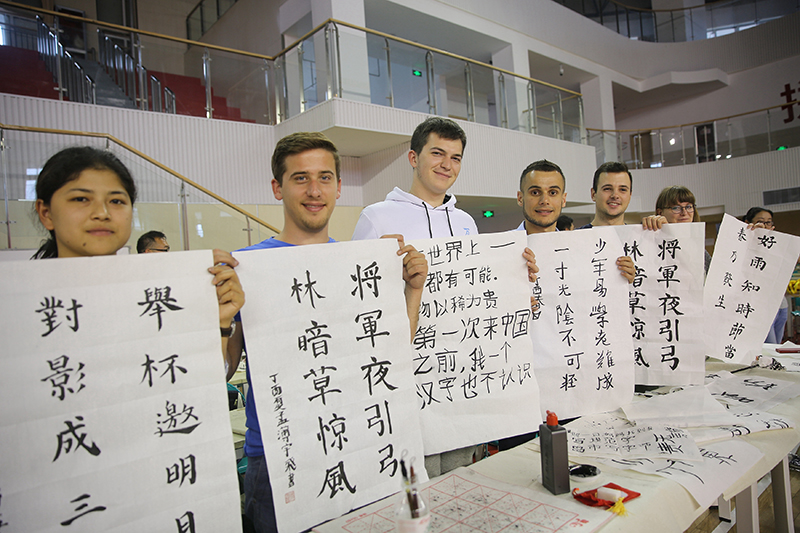2017年6月5日，來自青島大學(xué)和中國石油大學(xué)（華東）的外國留學(xué)生在展示剛剛現(xiàn)場完成的書法作品。