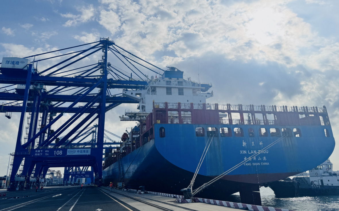 外貿(mào)貨輪“新蘭州”號將從海南洋浦港駛往中東。人民網(wǎng)記者 毛雷攝