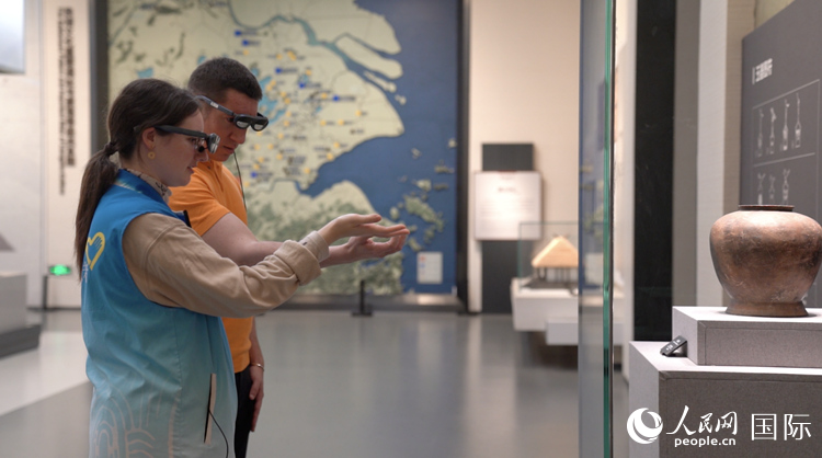 人民網(wǎng)外籍專家在良渚博物院體驗(yàn)AR眼鏡。人民網(wǎng)記者 袁蒙攝