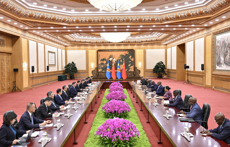 9月2日上午，國(guó)家主席習(xí)近平在北京人民大會(huì)堂會(huì)見(jiàn)來(lái)華出席中非合作論壇北京峰會(huì)的剛果（金）總統(tǒng)齊塞克迪。