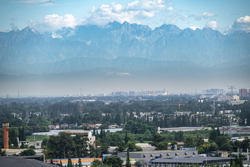 2024年7月1日，成都天氣晴好，遠(yuǎn)處雪山清晰可見。