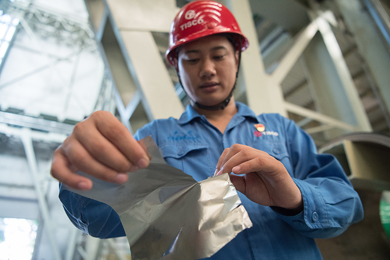 2018年8月8日，山西省太原市，太鋼精密帶鋼公司工作人員用手撕開不銹鋼。