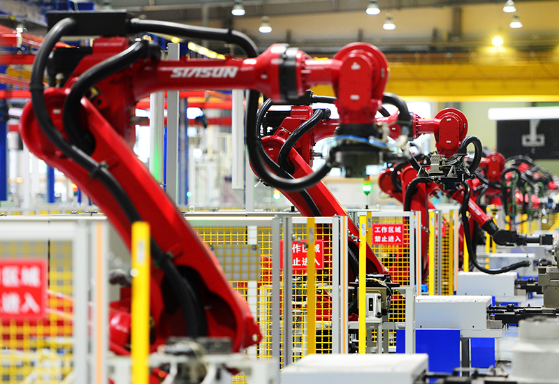 2019年11月22日，沈陽，一家數(shù)字化智能工廠內，名為SR210的機器人正在自主地抓取各種零部件，快速組裝稍小的工業(yè)機器人。