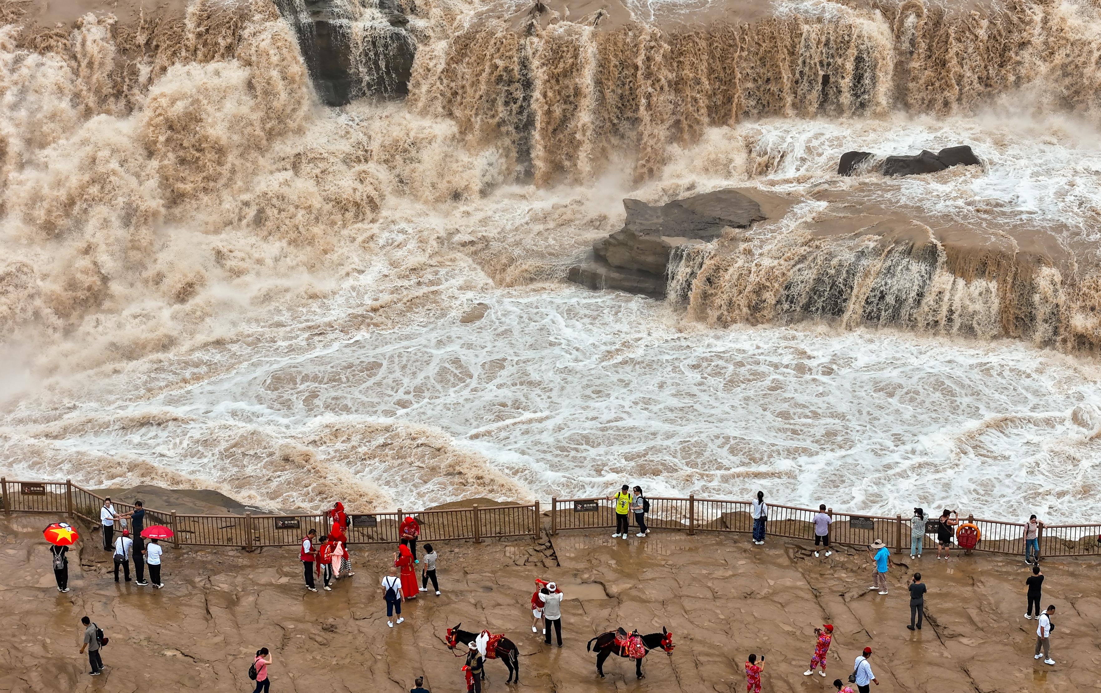 △2024年9月，游客在黃河壺口瀑布景區(qū)游覽。