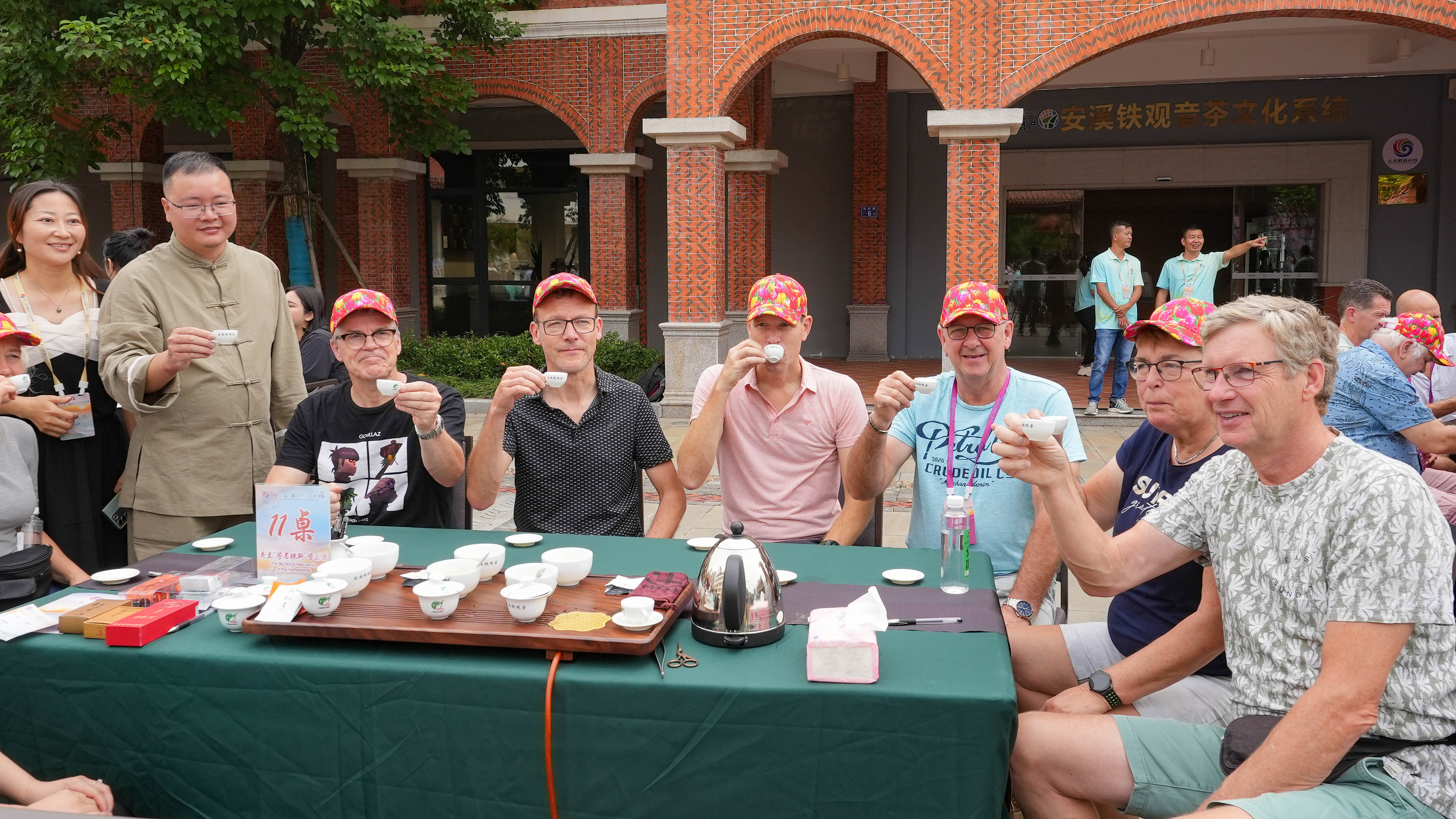 △2023年10月4日，福建泉州，外國人品中國茶。