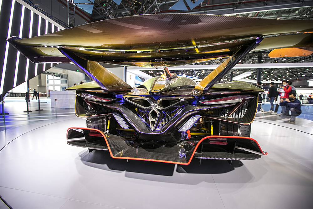 2020年11月5日，上海，來(lái)自德國(guó)的全球首款全碳纖維跑車亮相進(jìn)博會(huì)。該車總重量只有1250KG。