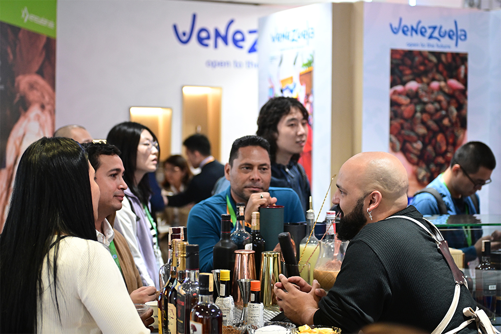 2023年11月9日，上海，觀眾在進(jìn)博會(huì)委內(nèi)瑞拉館參觀、交流、洽談。