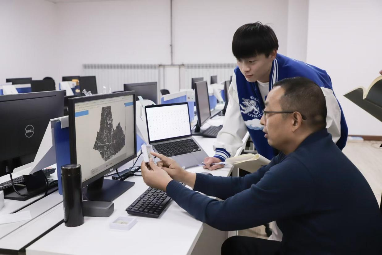 安陽師范學院甲骨文信息處理教育部重點實驗室，劉永革正在給學生講甲骨文。受訪者供圖