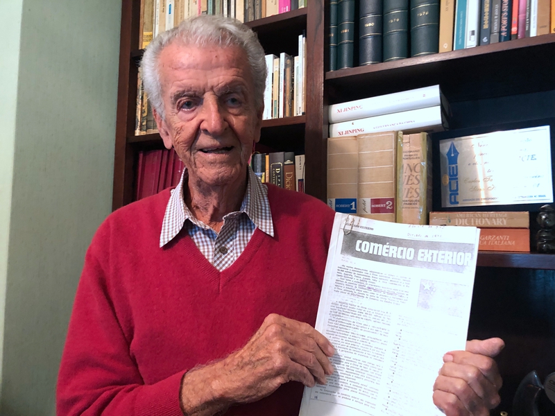 卡洛斯·塔瓦雷斯與其1971年發(fā)表的文章《中國(guó)的對(duì)外貿(mào)易》。資料圖片