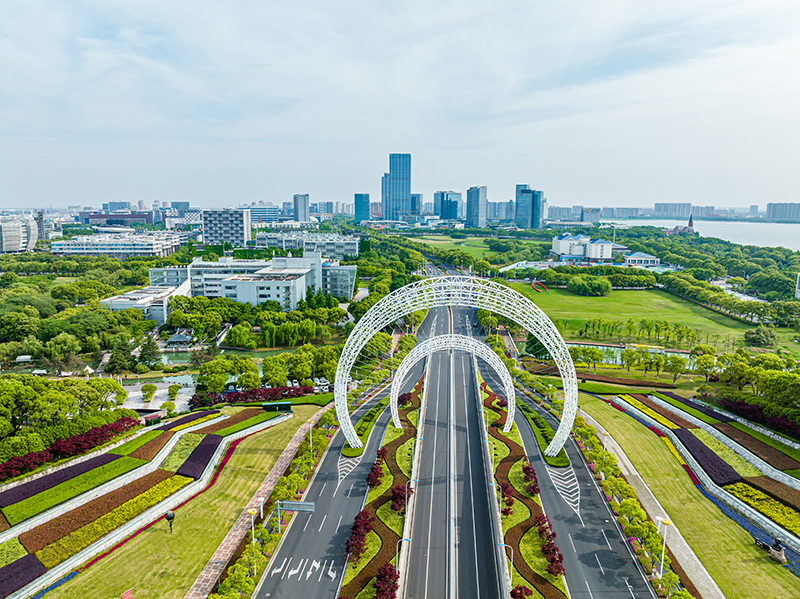 圖為蘇州工業(yè)園區(qū)星湖街鋼結(jié)構(gòu)雕塑。