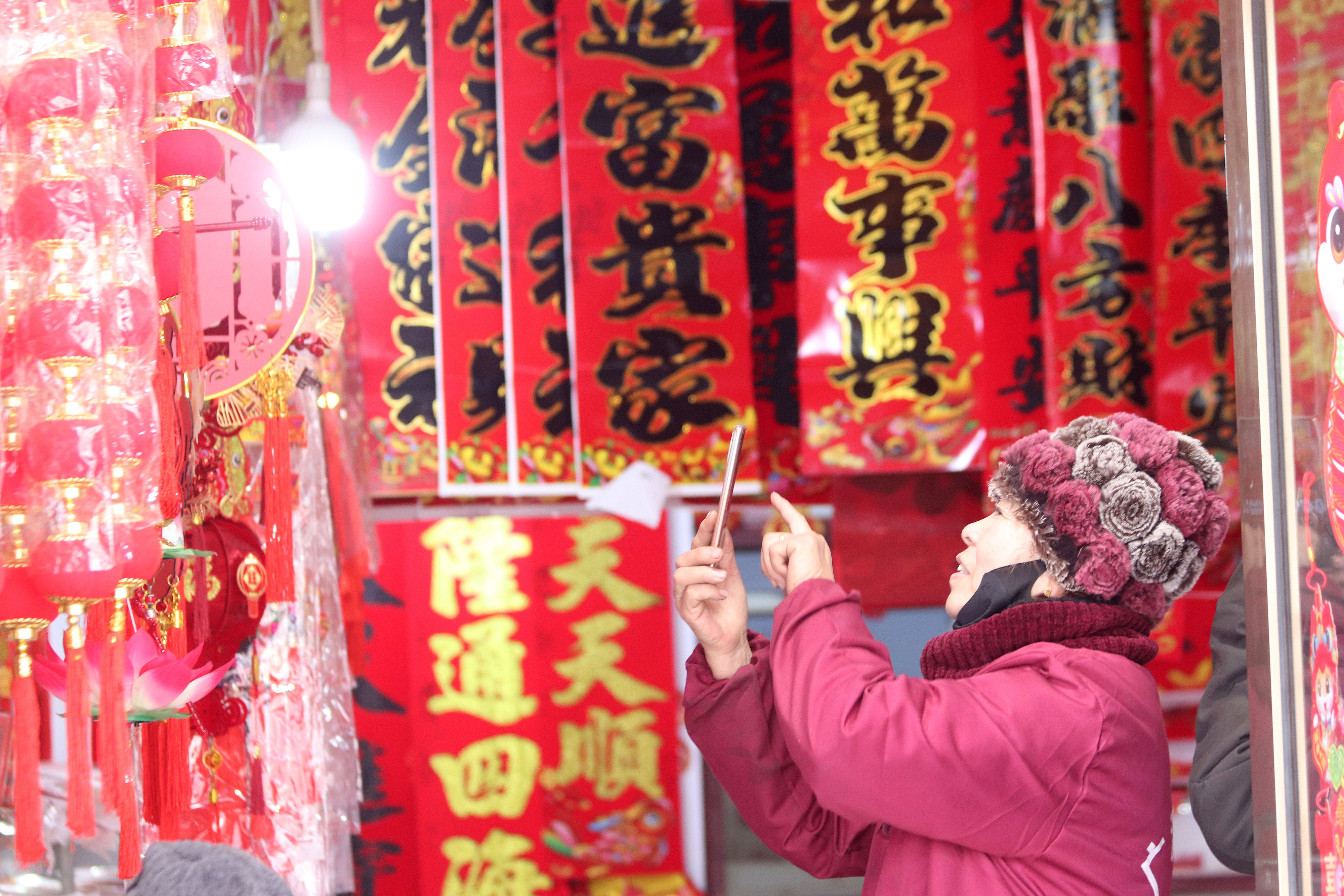 2025年1月5日，在山東省高密市夏莊鎮(zhèn)東李家村，商戶使用手機推銷新春飾品。