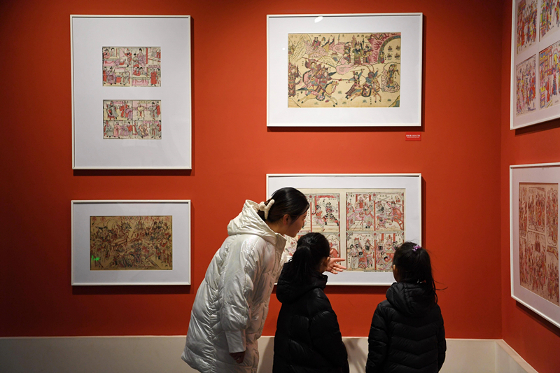 2023年2月3日，游客在河北武強年畫博物館參觀。