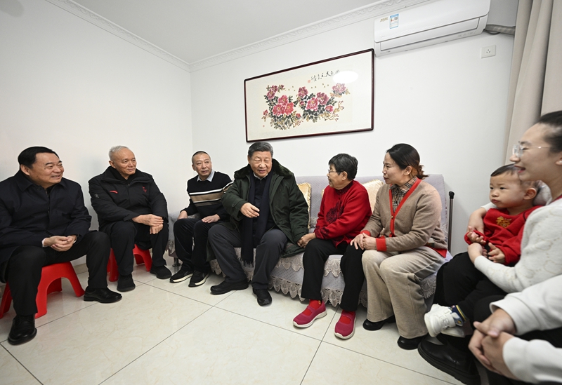 2025年1月23日上午，習(xí)近平總書記在遼寧沈陽大東區(qū)長安街道長安小區(qū)考察時，走進(jìn)居民郎素蘭家中看望。