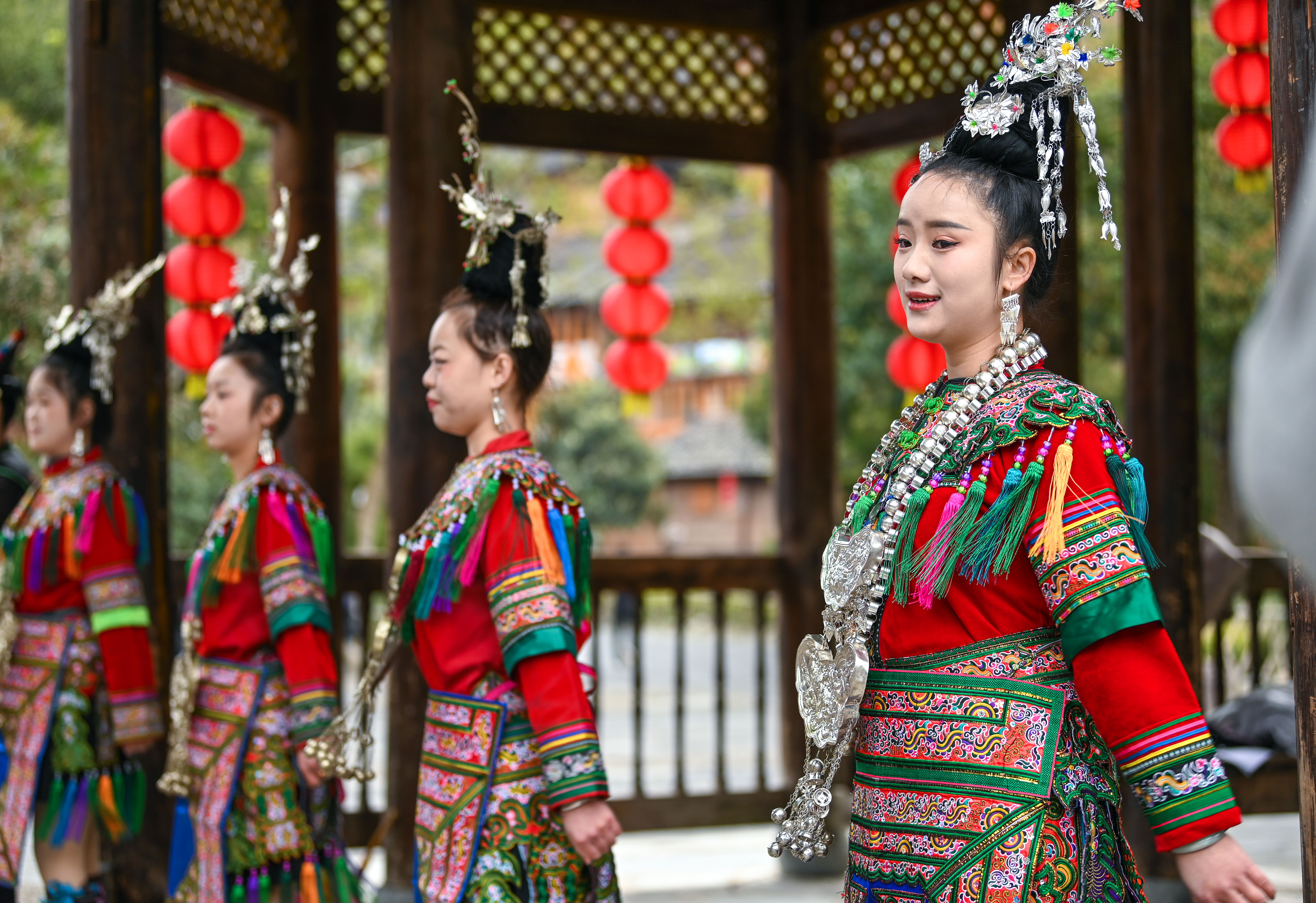  2025年3月18日，侗族群眾在貴州省黎平縣肇興侗寨給游客演唱侗族大歌。