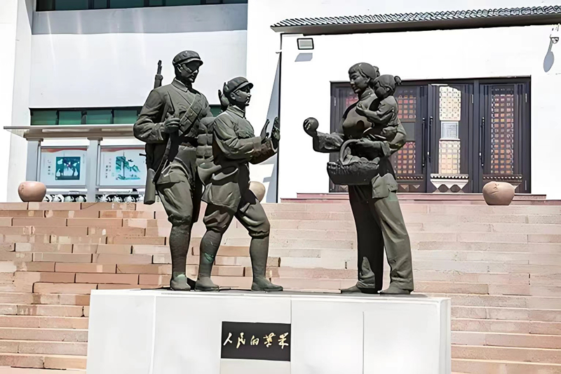 錦州蘋果廉政文化展覽館前的《人民的蘋果》主題雕塑。（由遼沈戰(zhàn)役紀(jì)念館供圖）