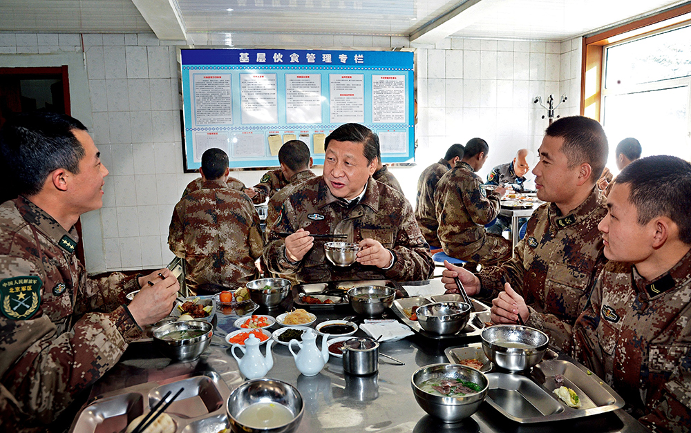 2014年1月26日，習(xí)近平主席專程來到內(nèi)蒙古軍區(qū)邊防某部，親切看望慰問戍邊官兵。這是在連隊食堂，習(xí)近平主席同戰(zhàn)士們一起用餐。