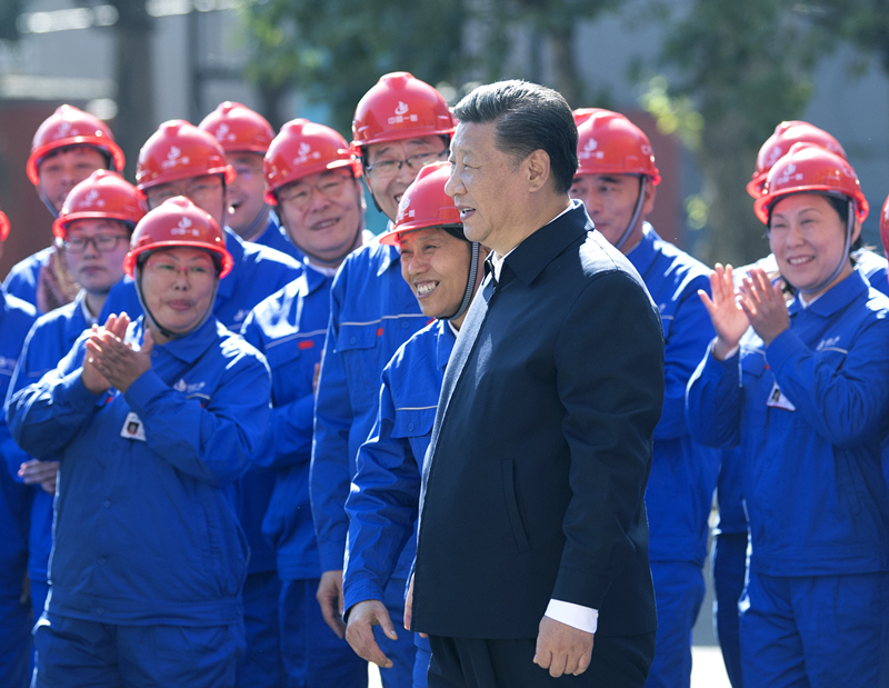 2018年9月26日，在中國(guó)一重集團(tuán)，習(xí)近平總書(shū)記走到工人中間，同大家親切交流。