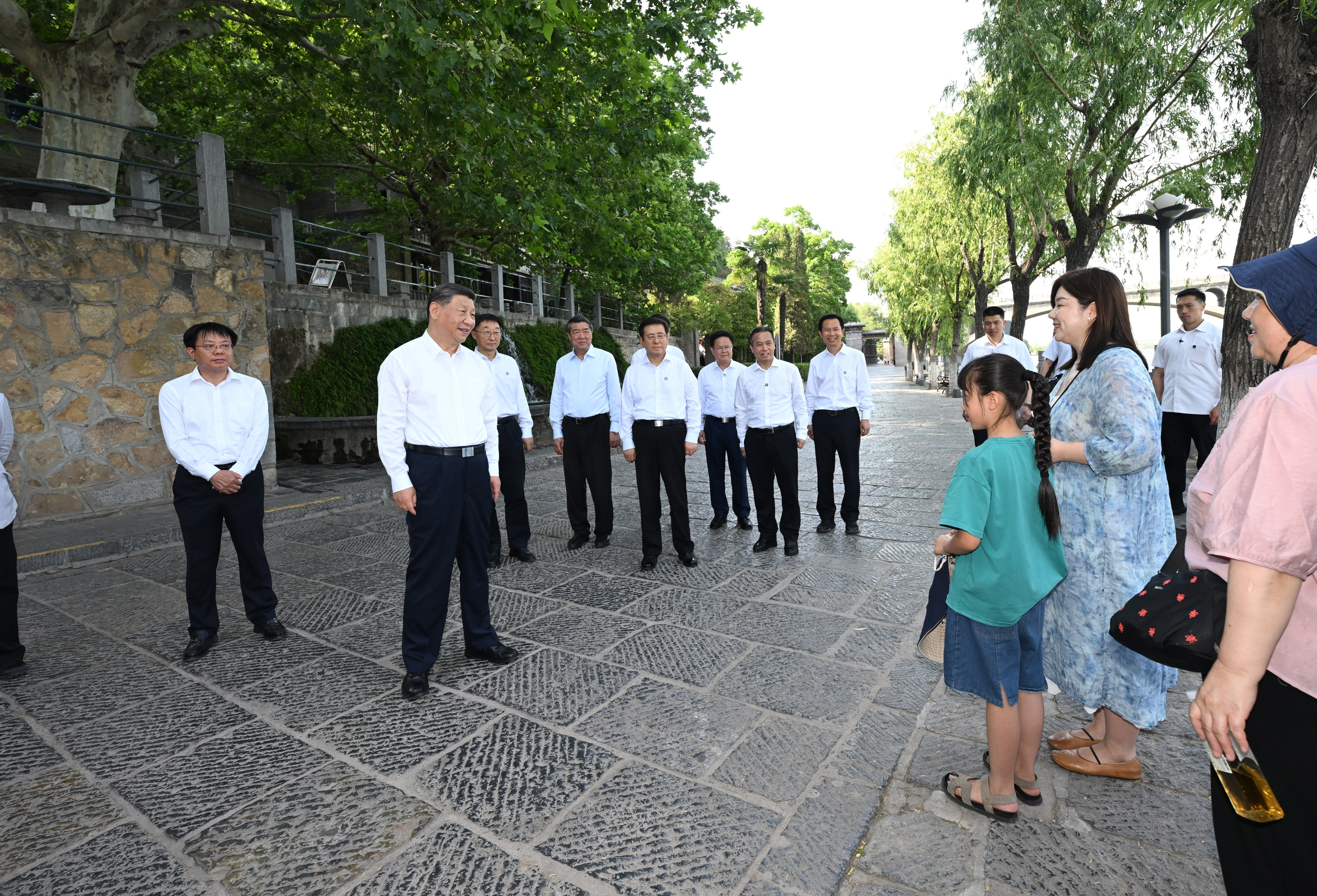 5月19日至20日，中共中央總書記、國家主席、中央軍委主席習近平在河南考察。這是19日下午，習近平在洛陽龍門石窟考察時，同游客親切交流。新華社記者 謝環(huán)馳 攝