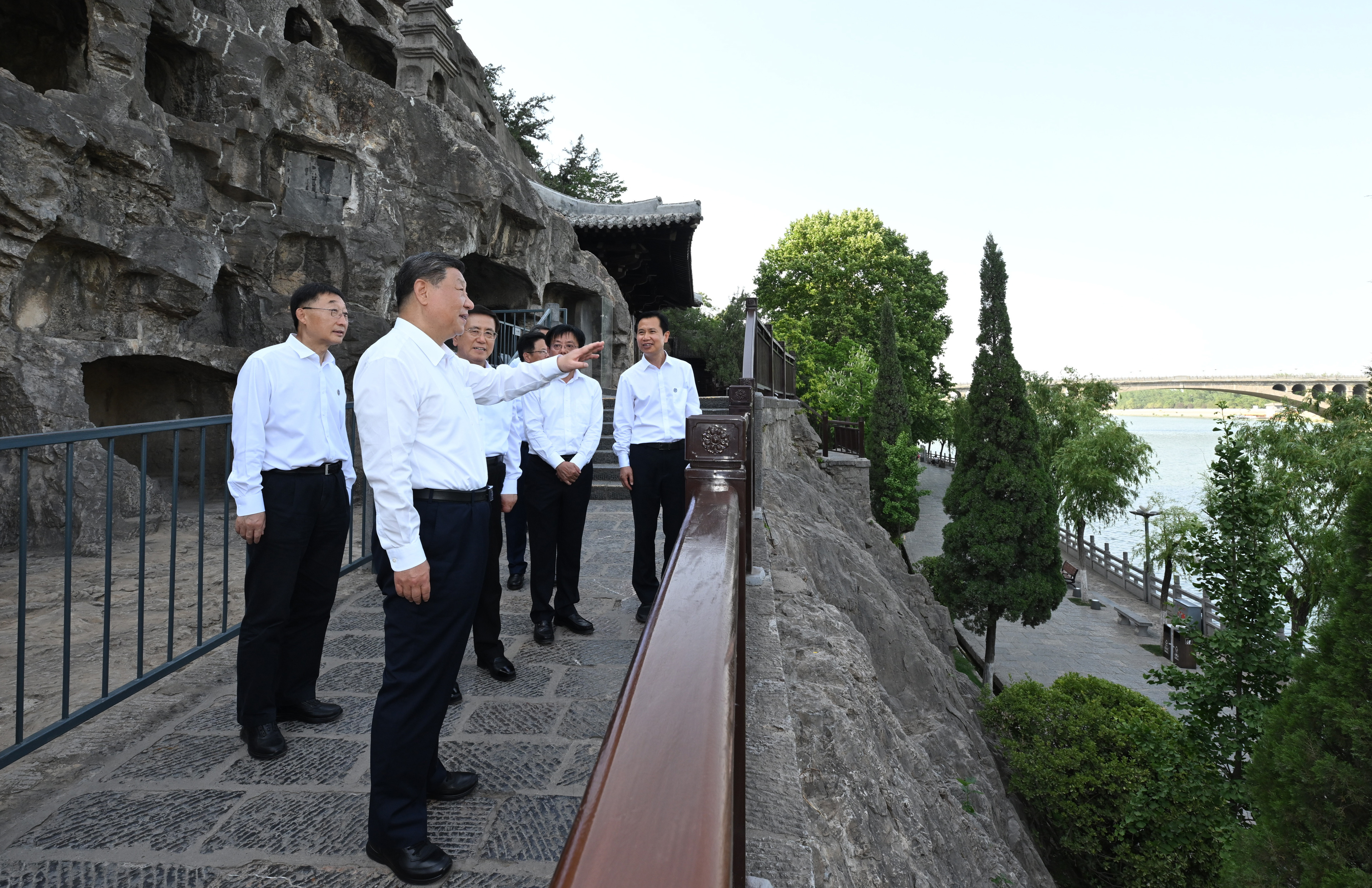 5月19日至20日，中共中央總書記、國家主席、中央軍委主席習(xí)近平在河南考察。這是19日下午，習(xí)近平在洛陽龍門石窟考察。新華社記者 謝環(huán)馳 攝