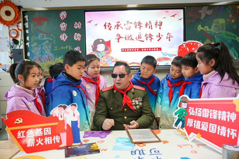 2025年3月3日，江蘇南通如皋市安定小學(xué)里，傷殘軍人許波銀在思政小課堂上向?qū)W生講述雷鋒故事。
