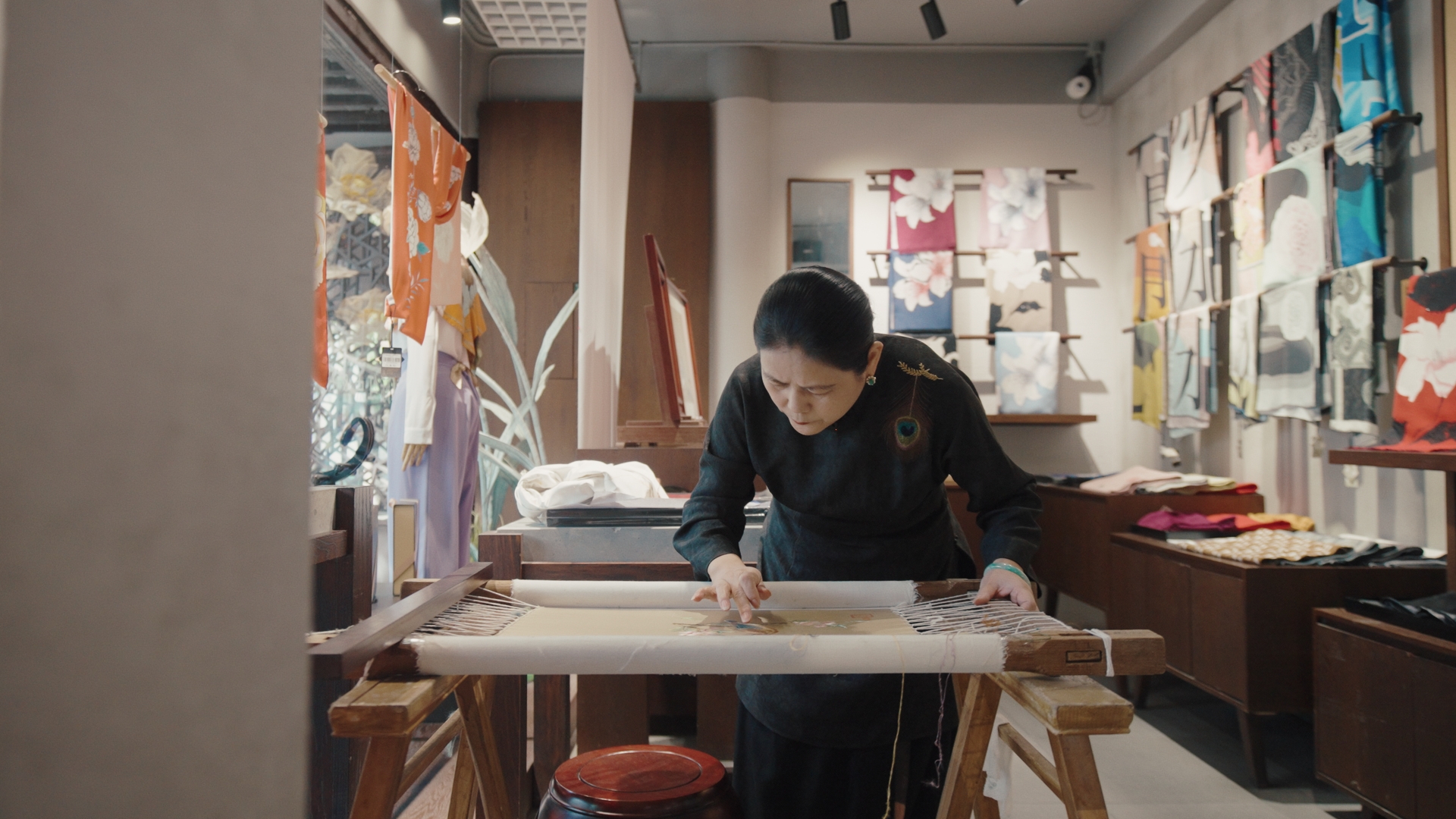 蘇繡代表性傳承人盧建英正在繡制作品。人民網(wǎng)記者 葛泰佚攝