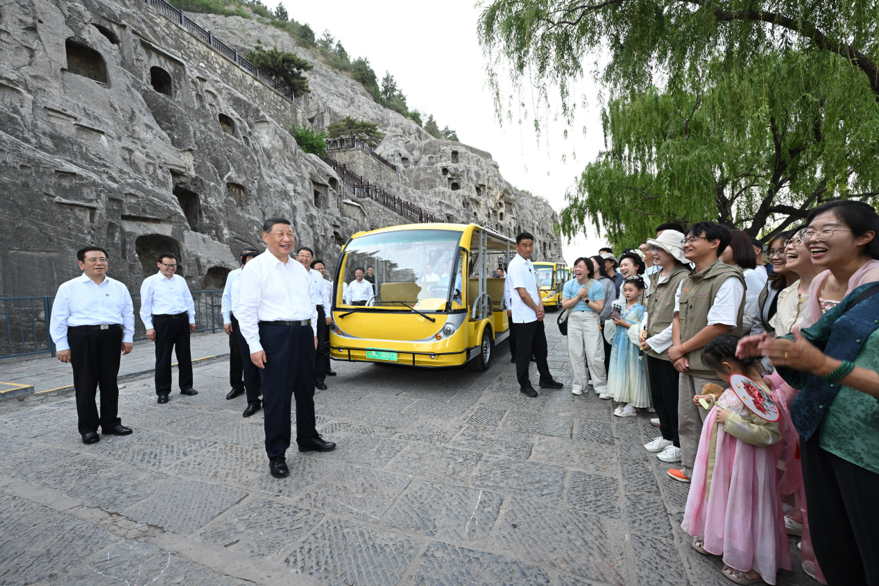 5月19日，習(xí)近平在洛陽(yáng)龍門(mén)石窟考察時(shí)，同游客親切交流。