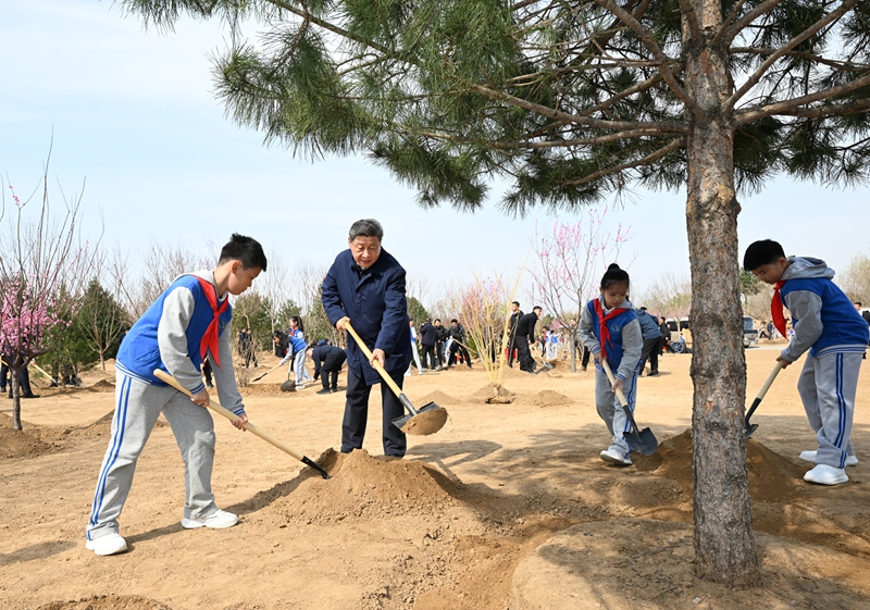 2025年4月3日，習(xí)近平總書記來到北京豐臺(tái)區(qū)永定河畔參加首都義務(wù)植樹活動(dòng)。