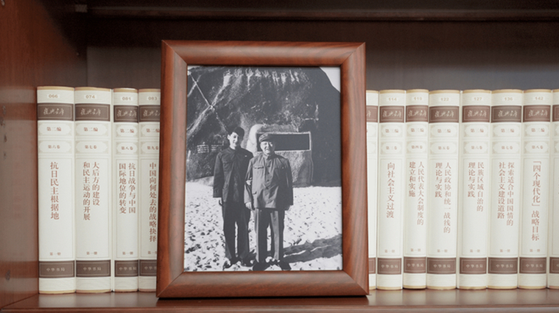 2022年12月31日，習(xí)近平辦公室的書(shū)架上擺放著他和父親的合影。
