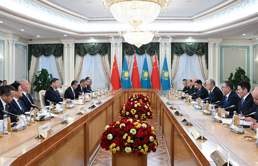 當(dāng)?shù)貢r間6月16日下午，哈薩克斯坦總統(tǒng)托卡耶夫同中國國家主席習(xí)近平在阿斯塔納總統(tǒng)府舉行會談。