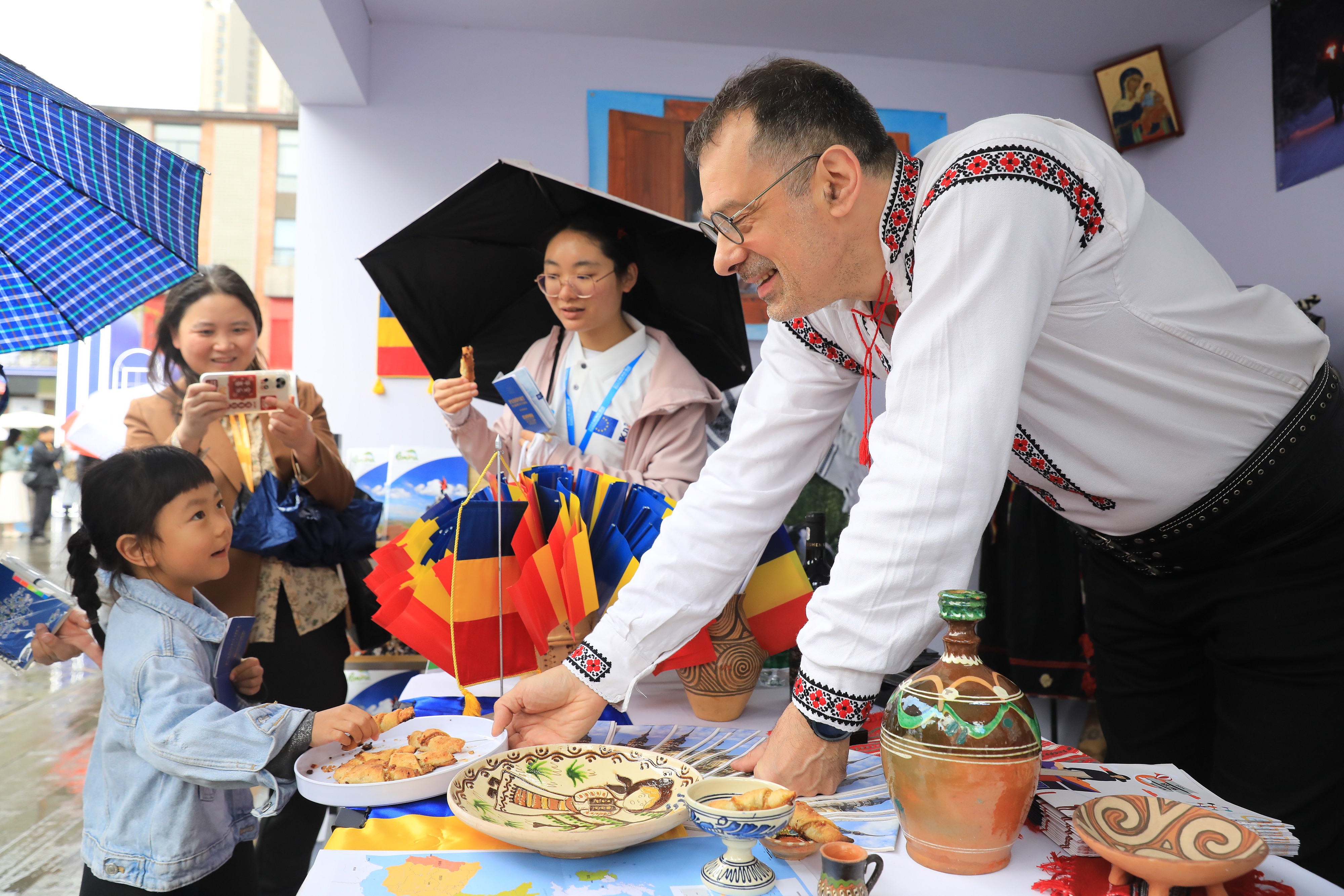 2025年4月12日，四川省成都市“2025成都·歐洲文化季”活動融匯藝術(shù)、音樂、美食與互動體驗，為民眾打造了一場“沉浸式”文化嘉年華。