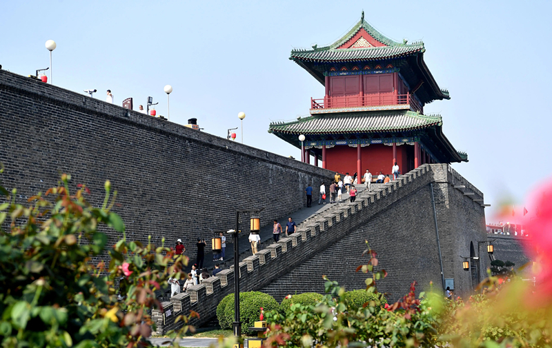 2024年9月16日，游客在河北省石家莊市正定古城游玩。