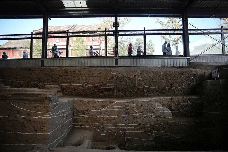 2019年9月7日，人們透過玻璃幕墻看開元寺南廣場遺址考古現(xiàn)場。