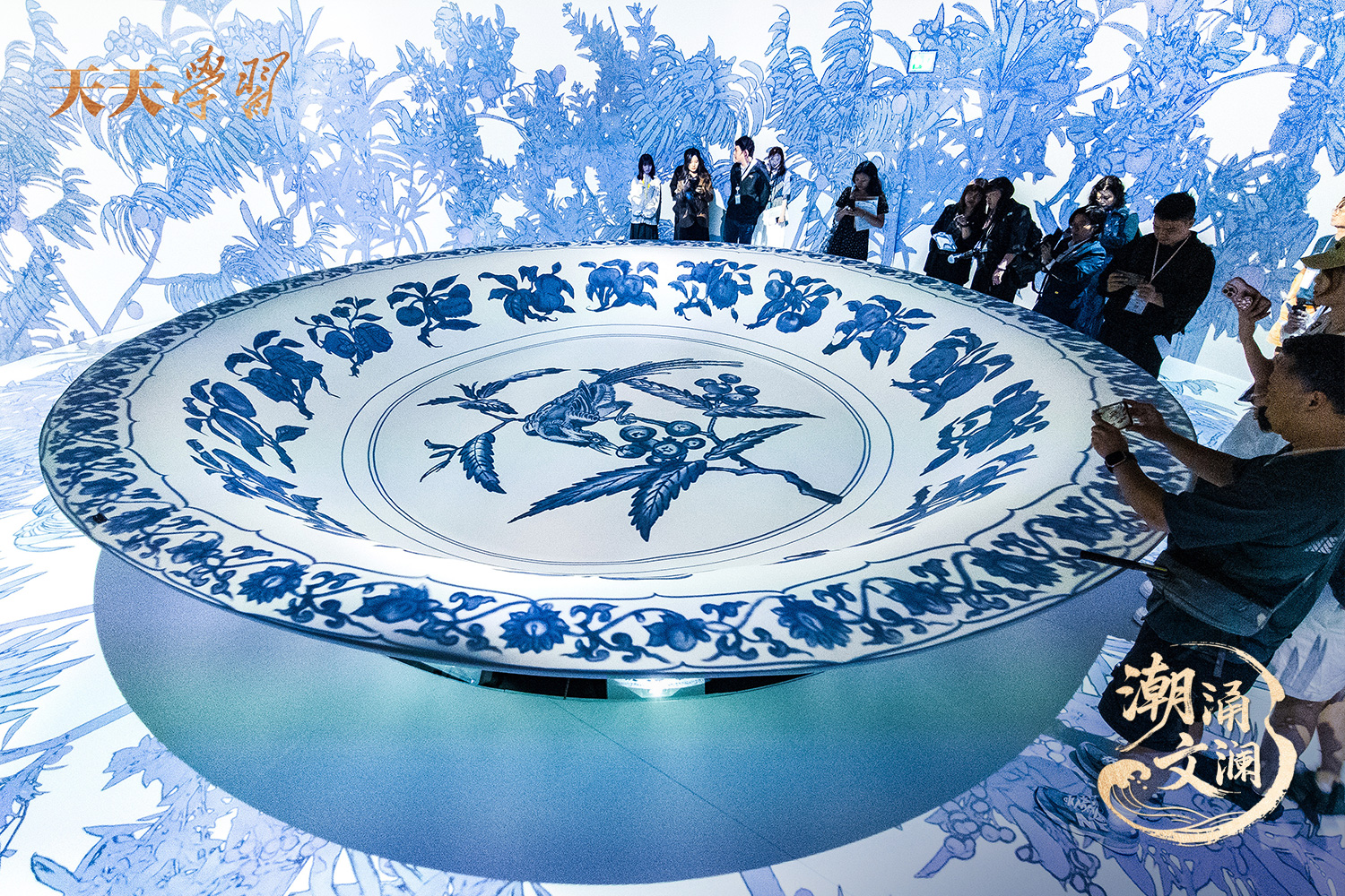 2025年5月13日，“‘紋’以載道——故宮博物院沉浸式數(shù)字體驗展”亮相香港故宮文化博物館。