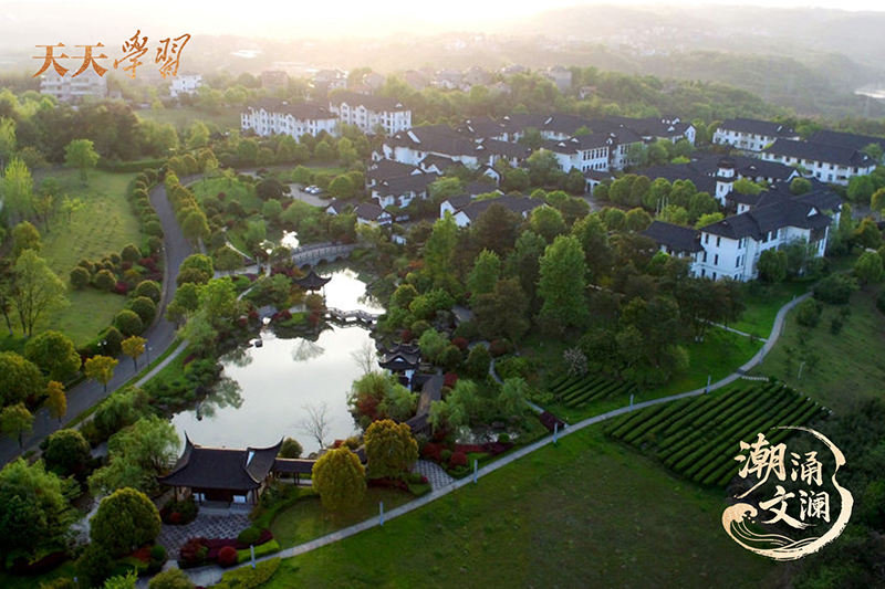 如今，越劇不僅活躍在嵊州人日常生活的一個個角落，也深深烙印在嵊州人的精神血脈之中。圖為古色古香的嵊州越劇藝術學校。