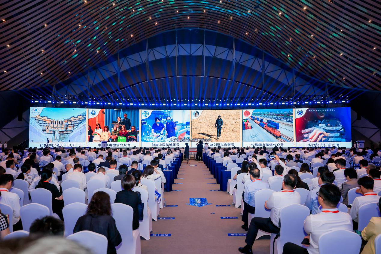 2025年中國網(wǎng)絡(luò)文明大會《走好網(wǎng)上群眾路線百個(gè)成績突出賬號推選活動(dòng)成果》發(fā)布現(xiàn)場。