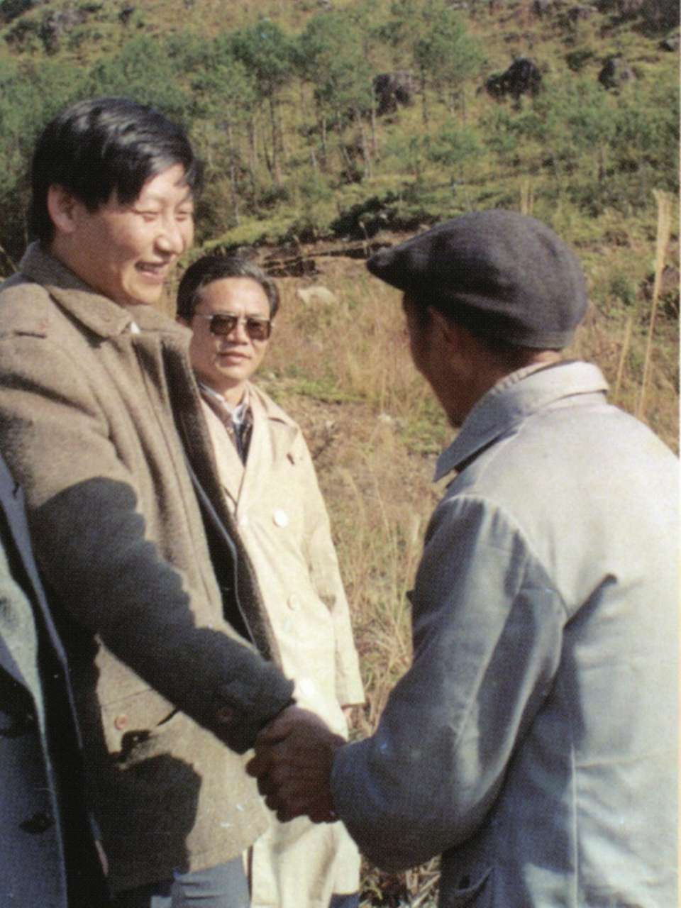 1989年1月，習(xí)近平到周寧縣走訪種林專業(yè)戶。（圖源：《習(xí)近平在寧德》）