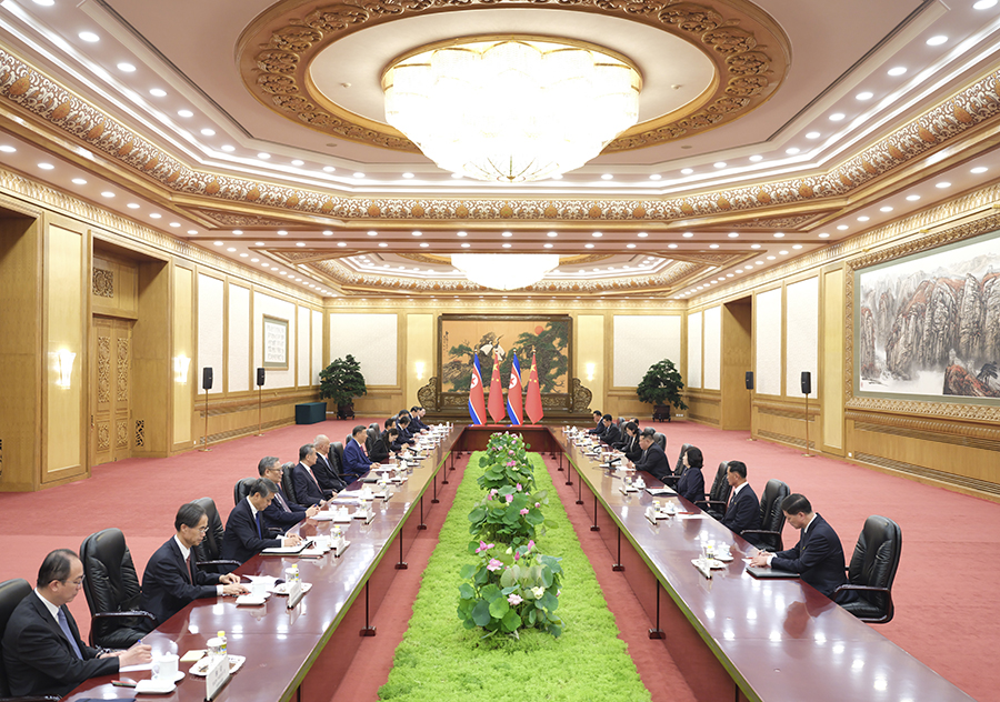 9月4日晚，中共中央總書記、國家主席習(xí)近平在北京人民大會(huì)堂同來華出席紀(jì)念中國人民抗日戰(zhàn)爭(zhēng)暨世界反法西斯戰(zhàn)爭(zhēng)勝利80周年活動(dòng)的朝鮮勞動(dòng)黨總書記、國務(wù)委員長(zhǎng)金正恩舉行會(huì)談。