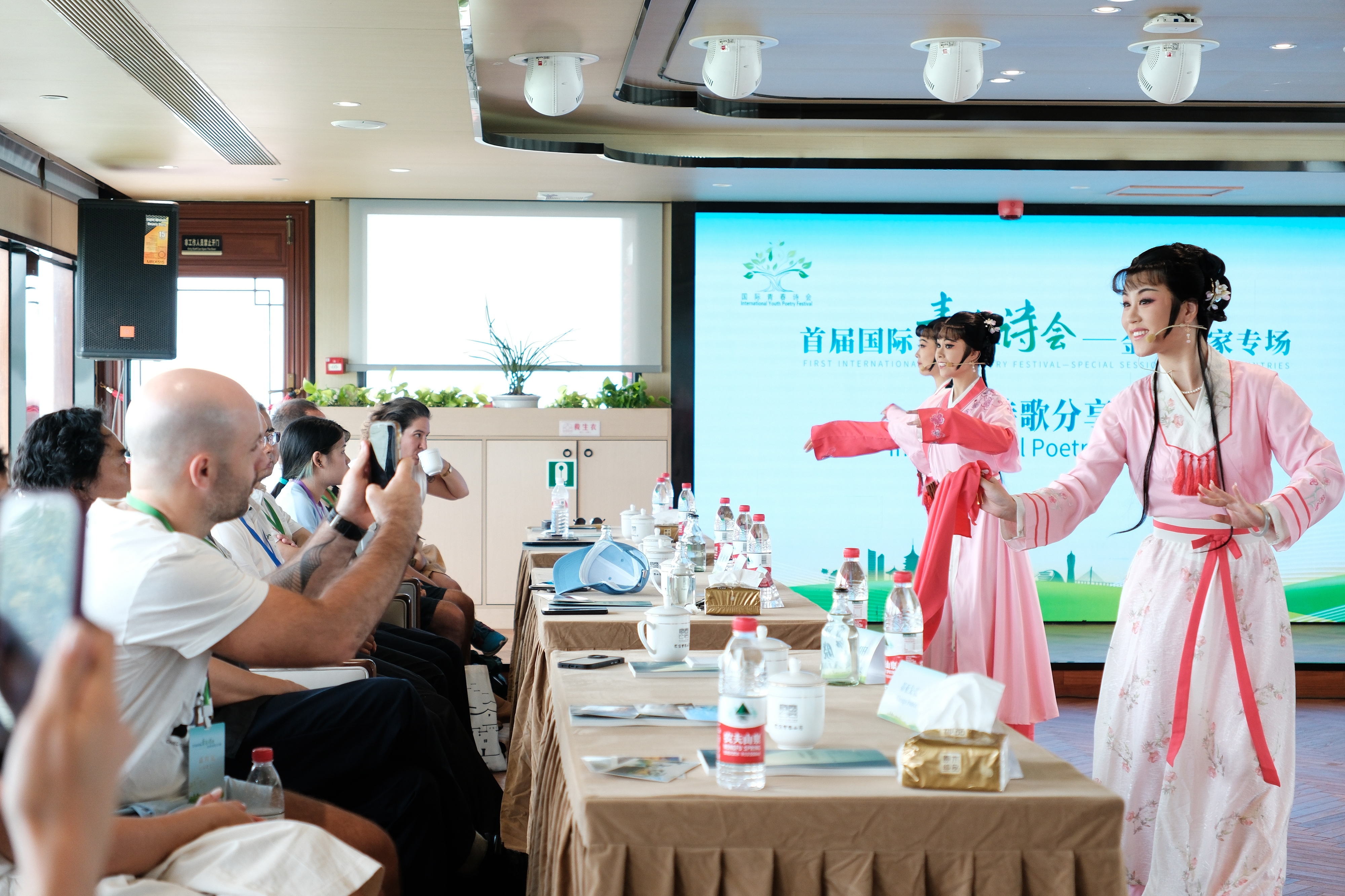 2024年7月21日，浙江杭州，金磚國家外國友人欣賞越劇《富陽新曲》。