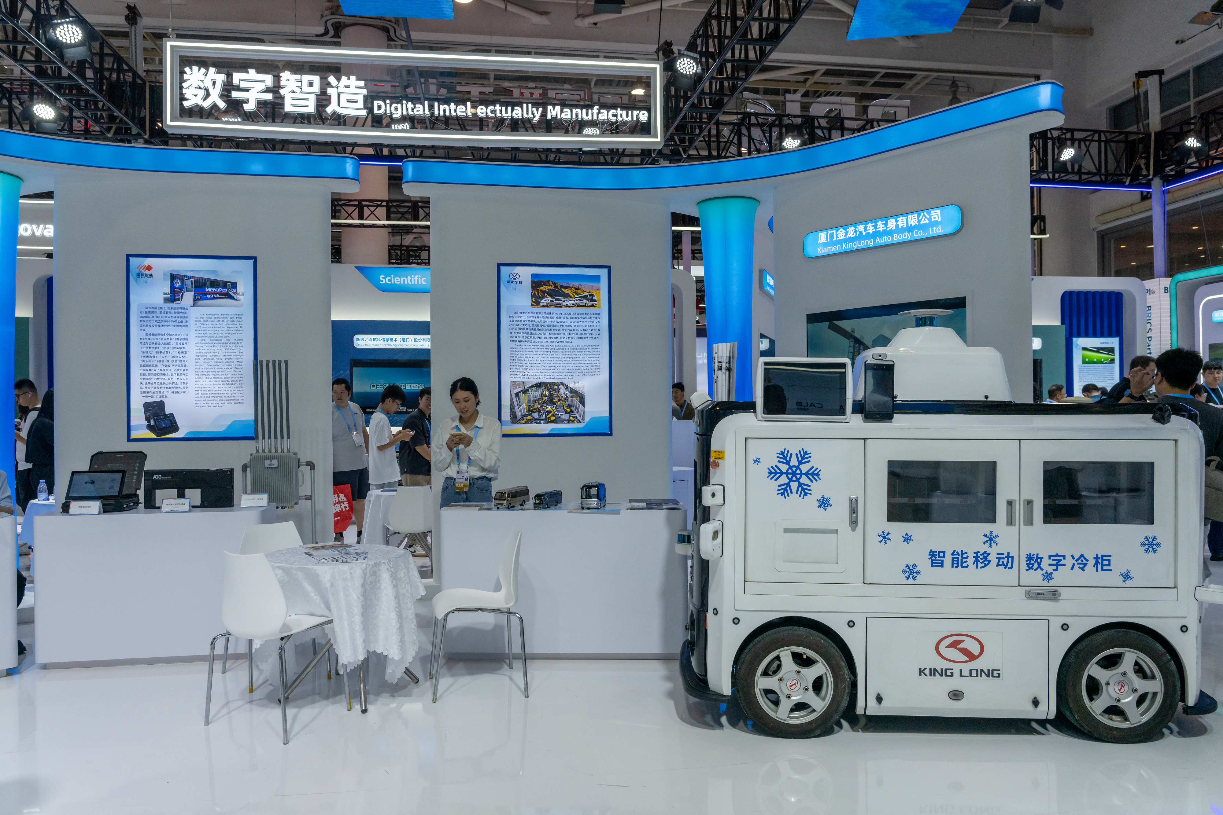 2024年9月9日，福建廈門，觀眾在金磚國家新工業(yè)革命伙伴關(guān)系創(chuàng)新基地展位參觀、洽談。