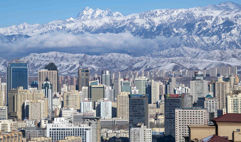 天山腳下的烏魯木齊市城區(qū)一角。