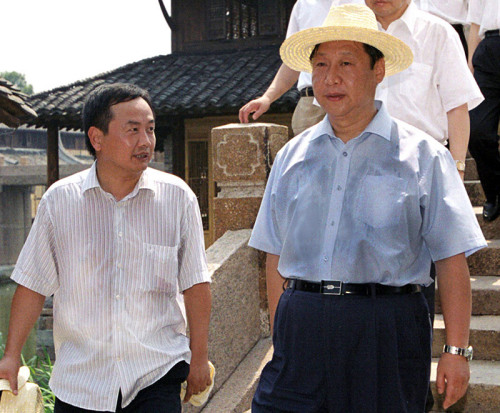 2005年8月3日，習(xí)近平在浙江嘉興桐鄉(xiāng)市烏鎮(zhèn)調(diào)研古鎮(zhèn)保護(hù)工作。資料圖片