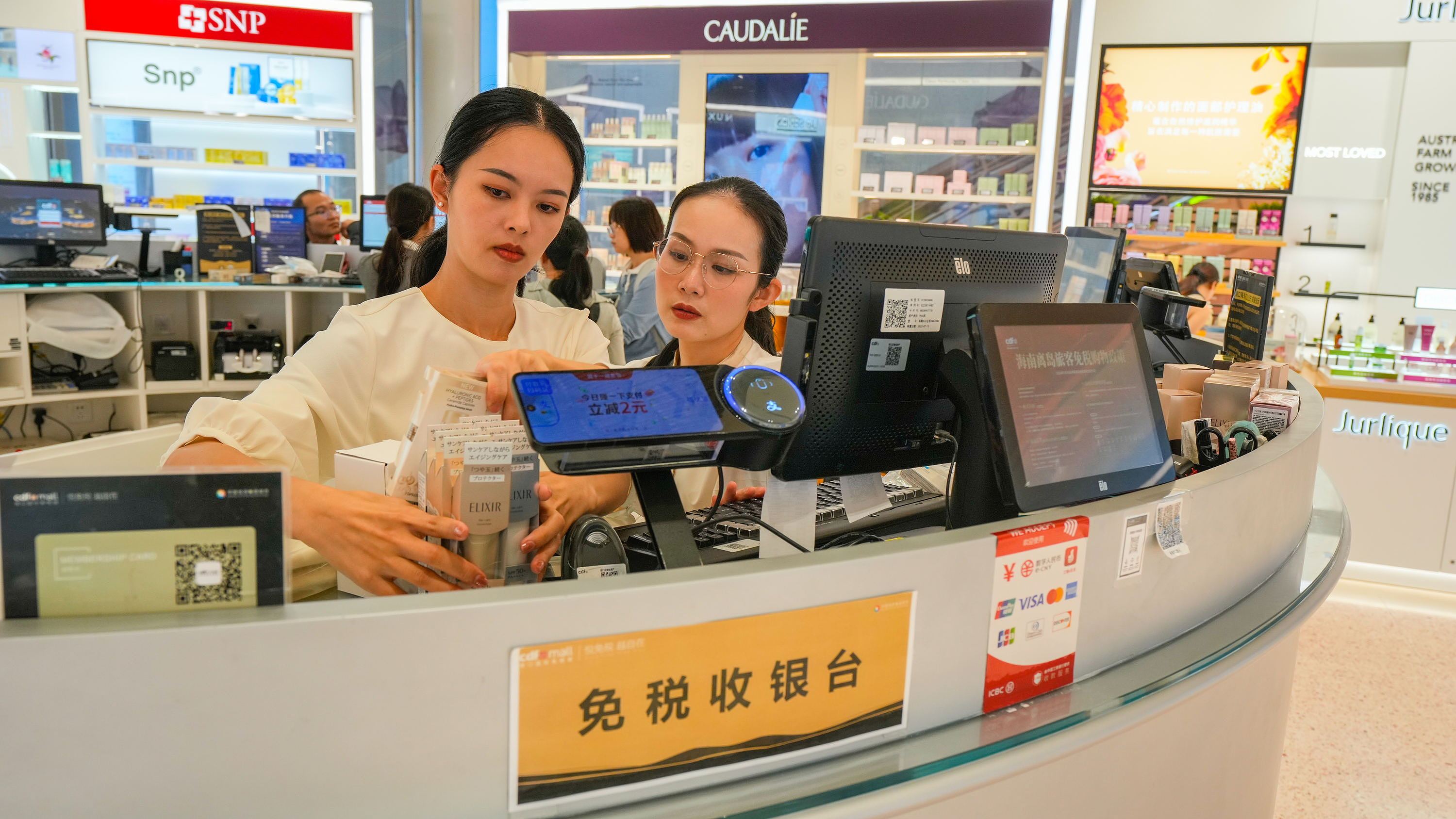 2025年11月1日，海口，cdf海口國際免稅城內(nèi)人頭攢動，眾多旅客在選購免稅商品。