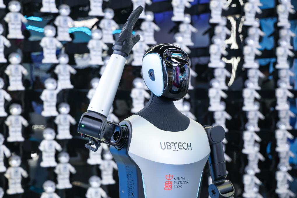 △ 2025年4月23日，在深圳優(yōu)必選科技展廳內(nèi)，商用版人形機(jī)器人Walker C向觀眾揮手致意。